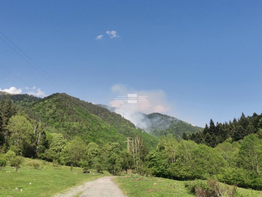 Два пожара горят в Рила планина, високо над Рилския манастир.Единият
