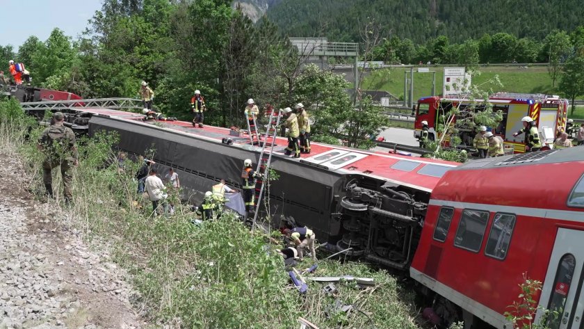 Тежка влакова катастрофа взе жертви в Германия (Снимки)