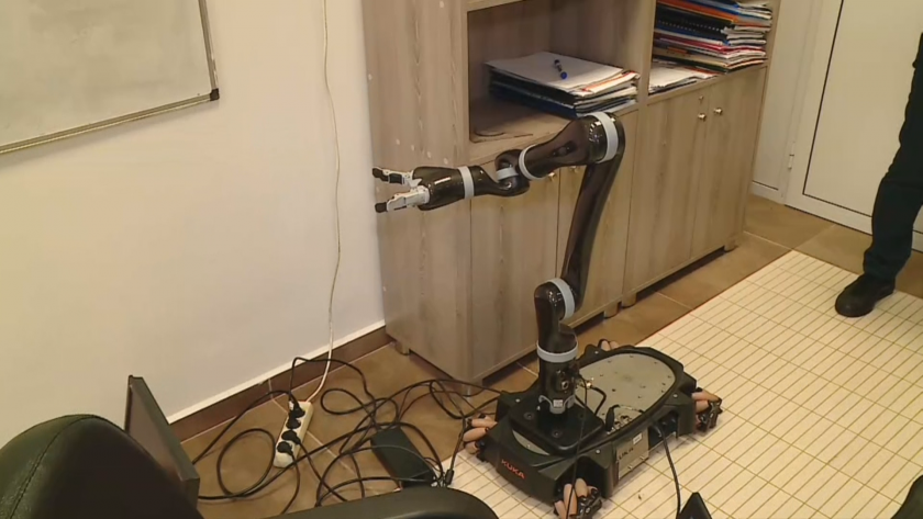 Учени от Техническия университет в Пловдив обучават ръка-робот да помага