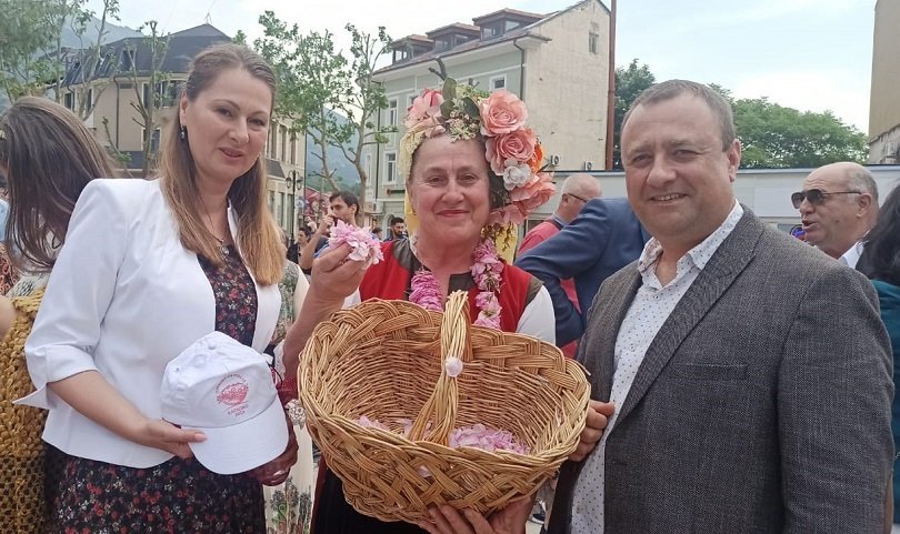 Земеделският министър в Карлово: Трябва да съхраним вековните традиции в отглеждането на рози