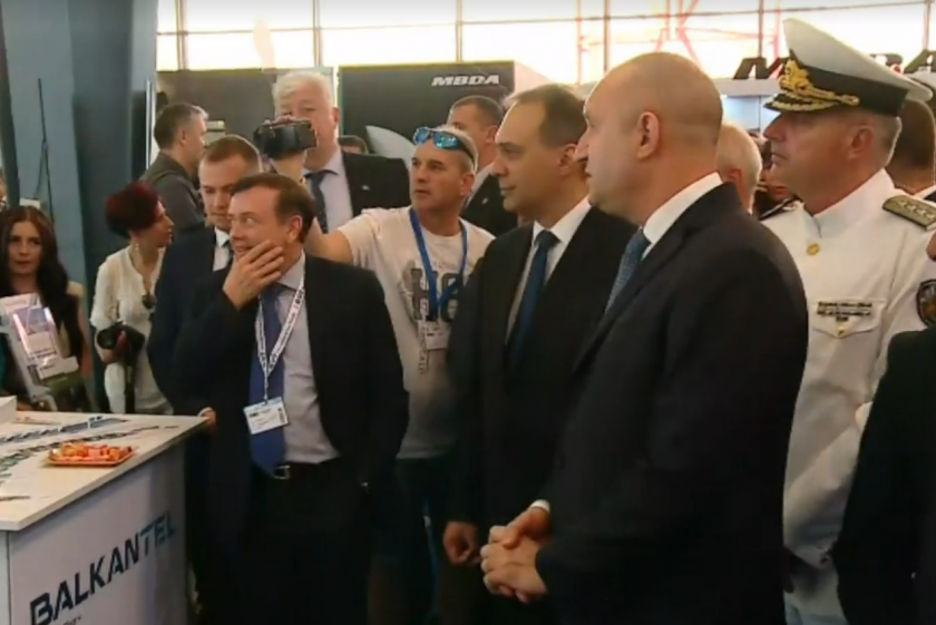 Президентът Румен Радев коментира актуални теми пред журналисти в Пловдив.Гледайте