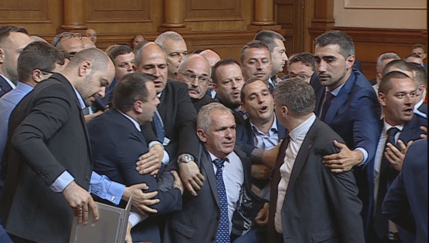 Спречкване в НС - депутати почти стигнаха до бой