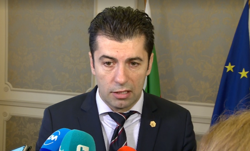 Премиерът Кирил Петков говори пред журналисти в Брюксел. Той е