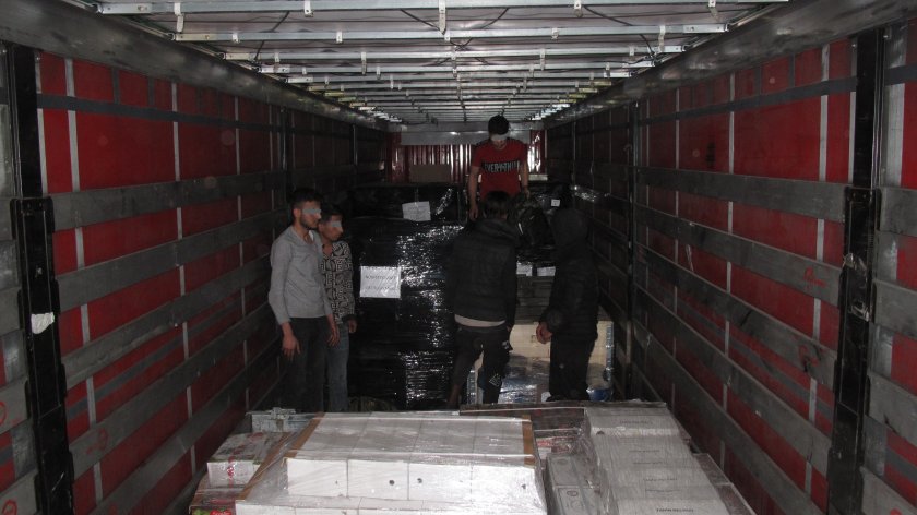 задържаха каналджия укрил незаконни имигранти камион