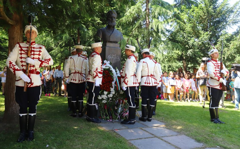 С вой на сирени в цялата страна почетохме паметта на Христо Ботев и на всички загинали за свободата на България (СНИМКИ)