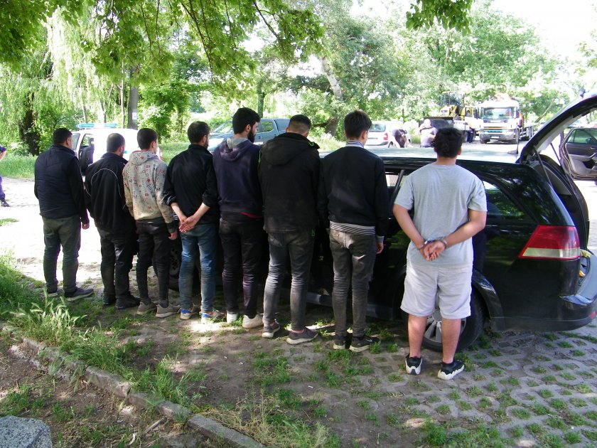 В РД Гранична полиция-Елхово са задържани след преследване двама каналджии