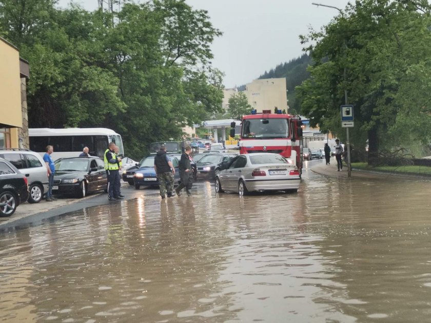  Силен проливен дъжд и градушка се изсипаха в Мадан (Снимки) 