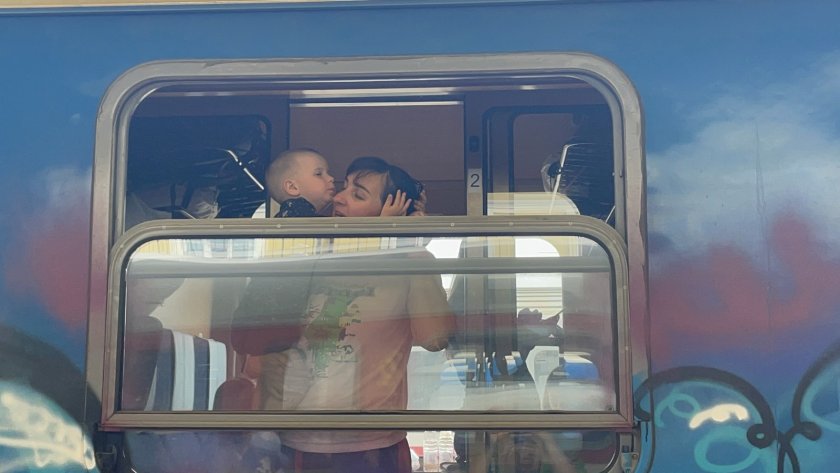 Първият влак с украински бежанци потегли от Бургас за Паничище