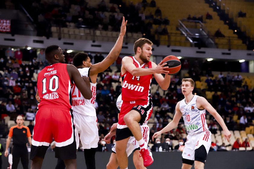 Олимпиакос се класира за полуфиналите в гръцкия баскетболен елит. 