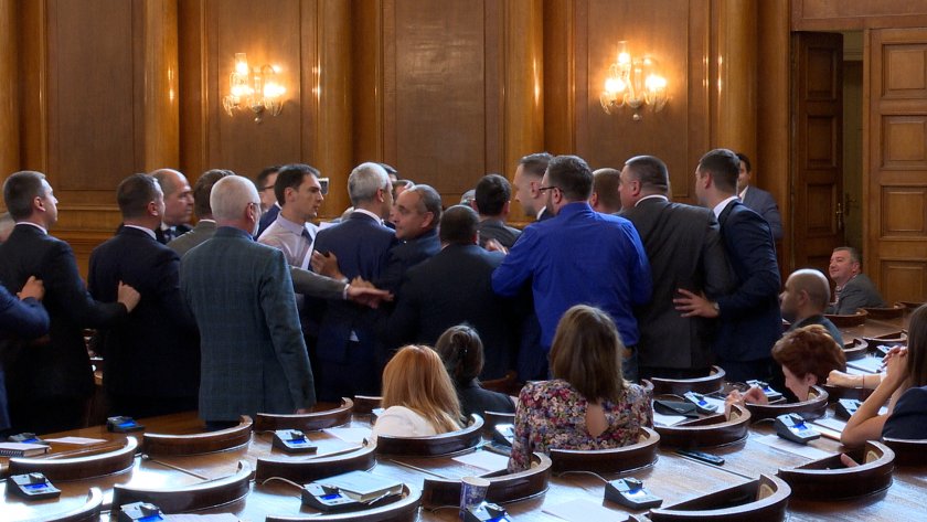 Наказаха с порицание Костадин Костадинов и Искрен Митев заради скандала в пленарната зала