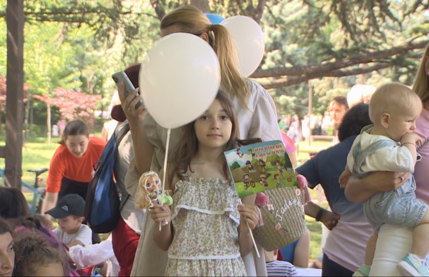 Днес е първи юни - празникът на най-малките. Сто балона