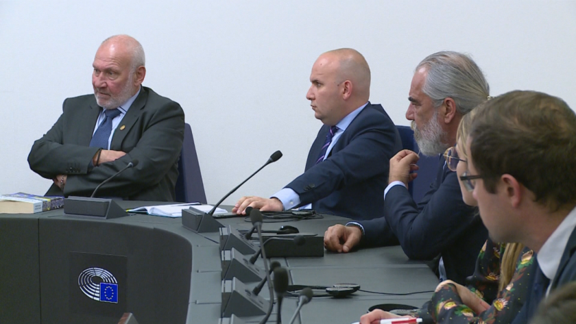 Формалният повод на Има такъв народ да обявят, че напускат