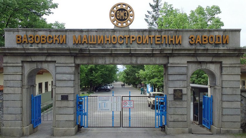 Новоизбраният изпълнителен директор на ВМЗ-Сопот Иван Иванов и синдикатите подписаха