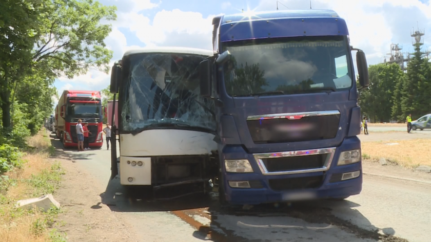 Катастрофа между румънски тир и автобус преди граничния пункт Дунав