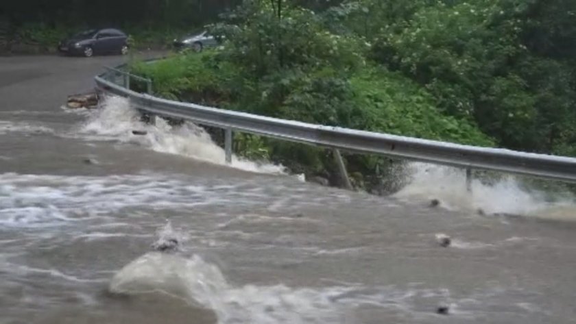 Проходът Петрохан е затворен заради паднали камъни на пътя. Временно