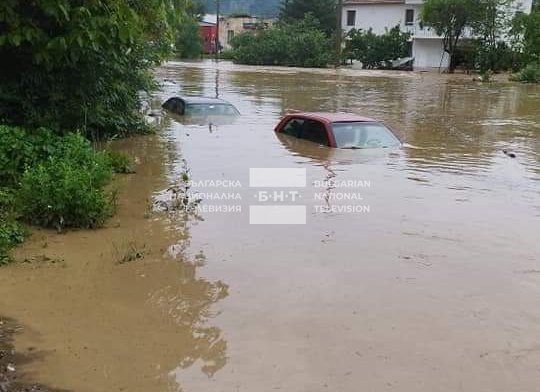 Поройните дъждове предизвикаха истински потоп в Трявна. Автомобилите по улиците