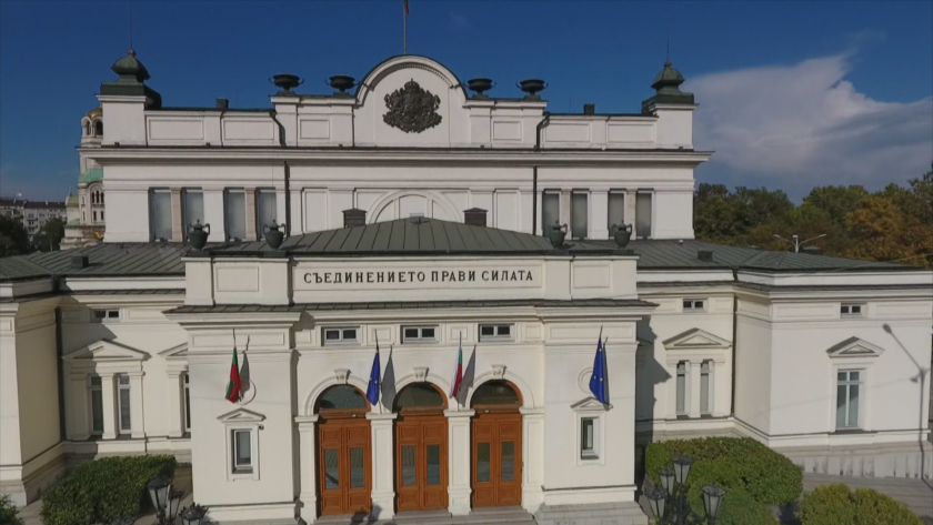 За да бъде свалено правителството са необходими поне 121 гласа