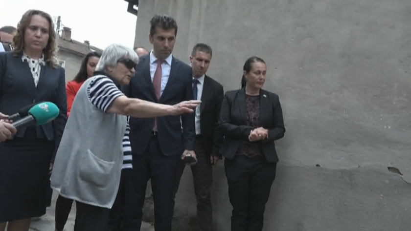 премиерът кирил петков посети трявна обилния дъжд снимки