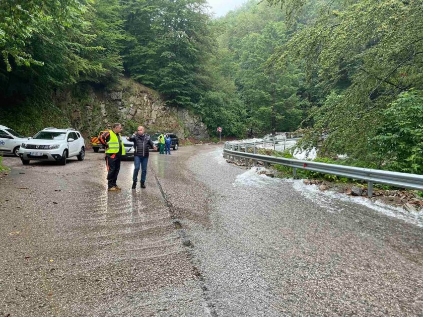 До края на деня се очаква да възстановят трафика през прохода "Петрохан"