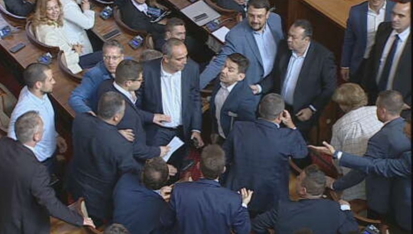 Отново напрежение в НС. Депутати се сблъскаха след декларация на