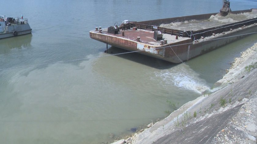 Цветна вода с неясно съдържание се излива в р. Дунав край Русе