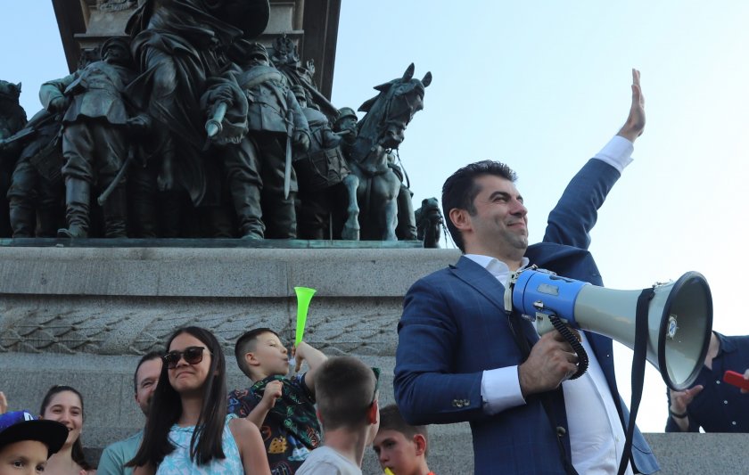 Премиерът Кирил Петков се срещна с протестиращите в подкрепа на