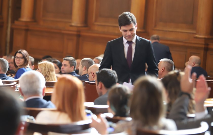 Почти цялото правителство е в парламента, за да застане зад