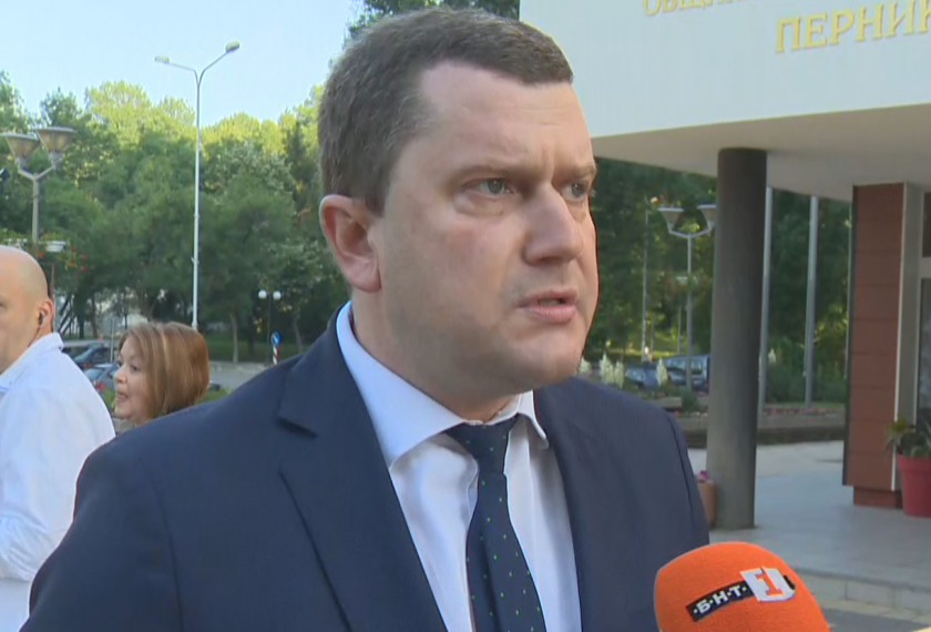 Перничани очакват справедлива присъда след задържането на прокурорския син, тормозещ града