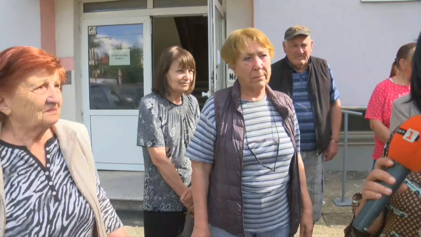 Възрастни хора плащат много високи сметки за вода в блок