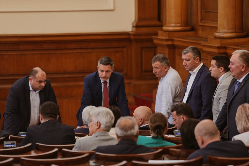 Политическата криза се задълбочава, предсрочните избори - все по-неизбежни (ОБЗОР)