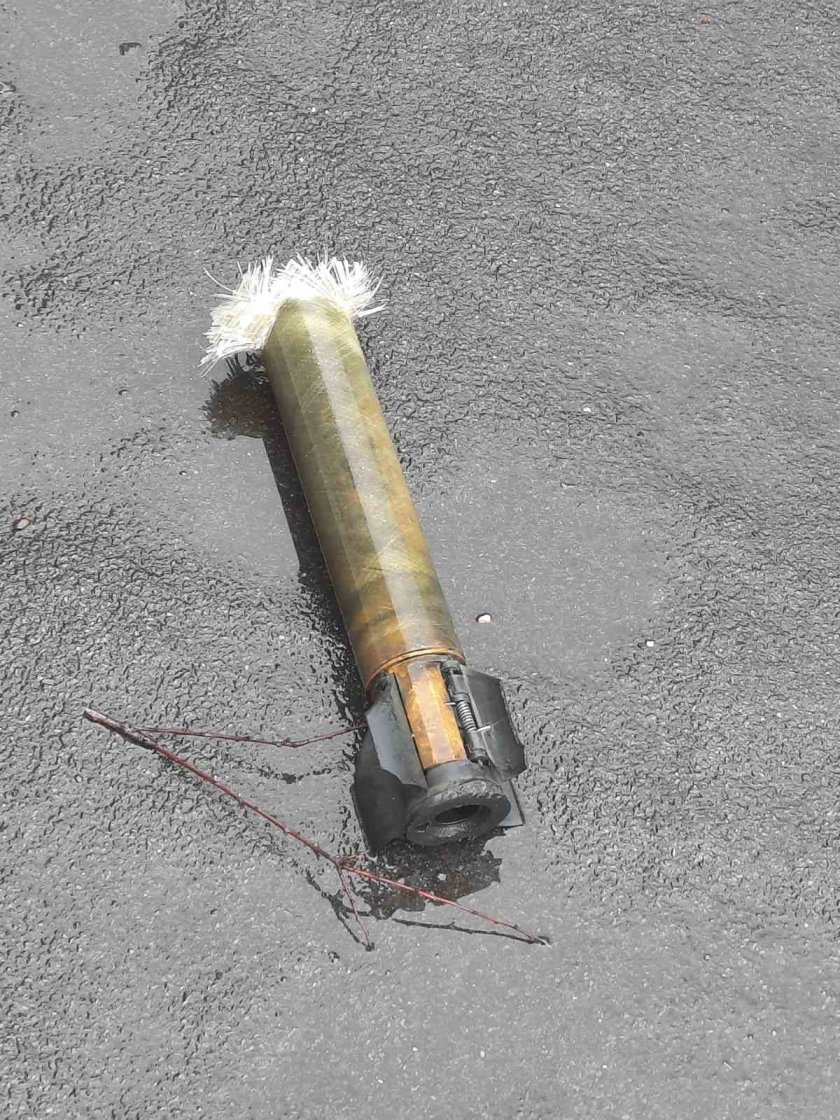 Невзривена противоградна ракета падна на тераса на жилищен блок във