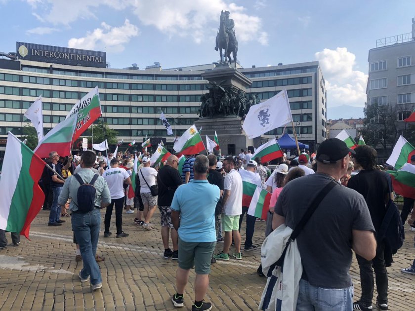 "Възраждане" излязоха на протест против правителството