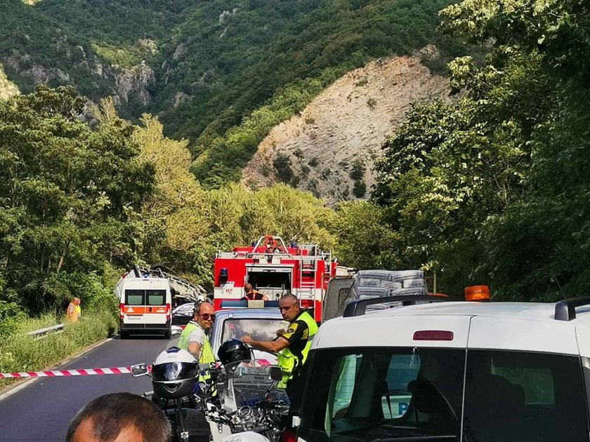 Тежка катастрофа между лек автомобил, бус и тежкотоварен камион е