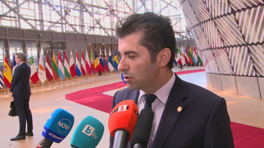 Премиерът в оставка Кирил Петков говори пред журналисти след срещата