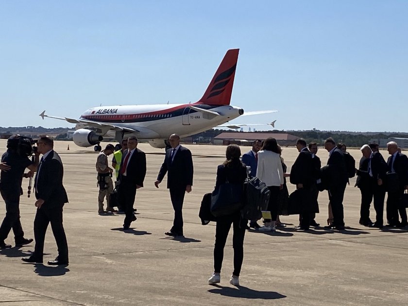 Президентът Румен Радев кацна в авиобазата в Торехон, Испания, за