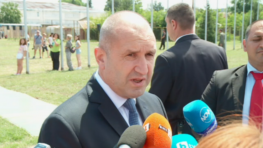 Президентът Румен Радев е на посещение в Граф Игнатиево, където