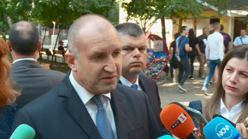 Президентът Румен Радев говори пред журналисти в Пловдив.Въпросите за властта