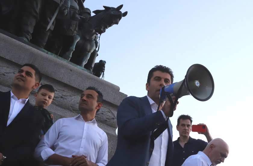 Протести за и против кабинета Петков се очакват и днес.Вчера