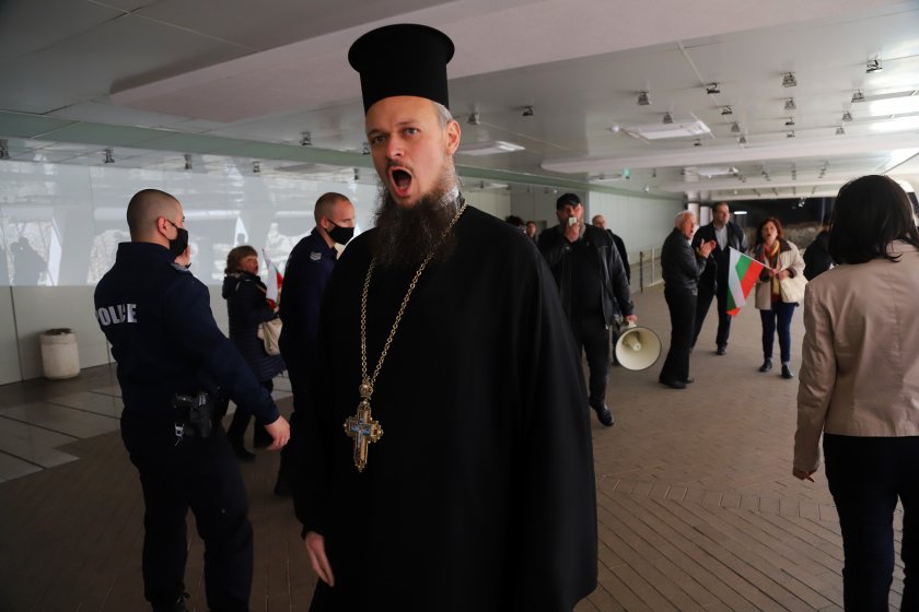 синодът прие покаянието дионисий изпраща една година рилския манастир