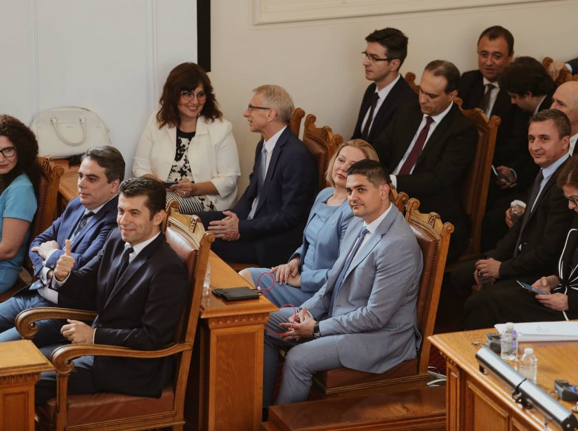 Със 123 гласа "за" опозицията свали кабинета "Петков" от власт (Снимки)