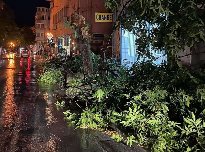 Силна буря се разрази късно снощи в Сандански и нанесе