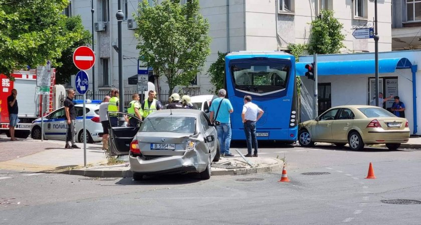 автобус градския транспорт вряза оградата иара бургас пострадал