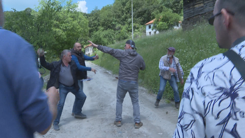 нападнаха камъни екипа следите остават сърбия