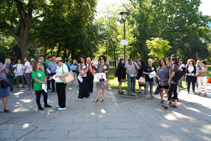 КНСБ отново с протест до служебния вход на Народното събрание,