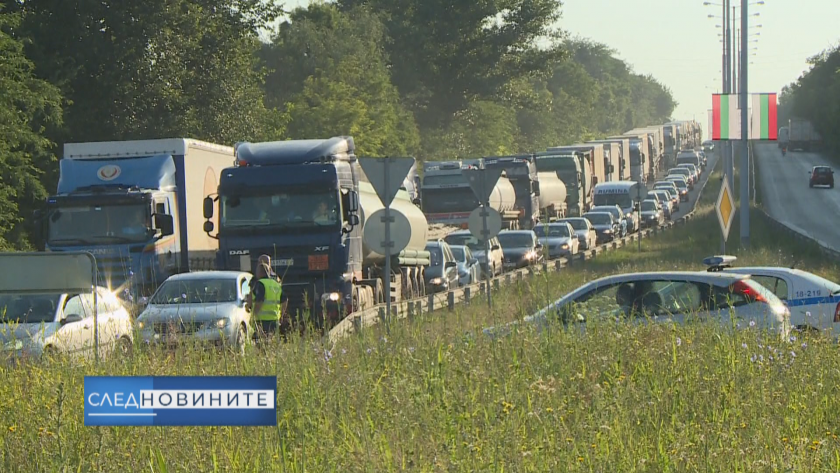 Интензивен трафик, километрични опашки и хаос на Дунав мост при