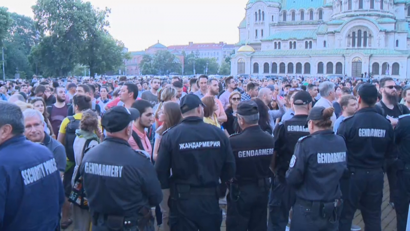 От клетвата си на 13 декември миналата година до днес