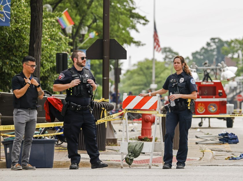 Чикаго е потопен в скръб и гняв след трагедията на 4 юли