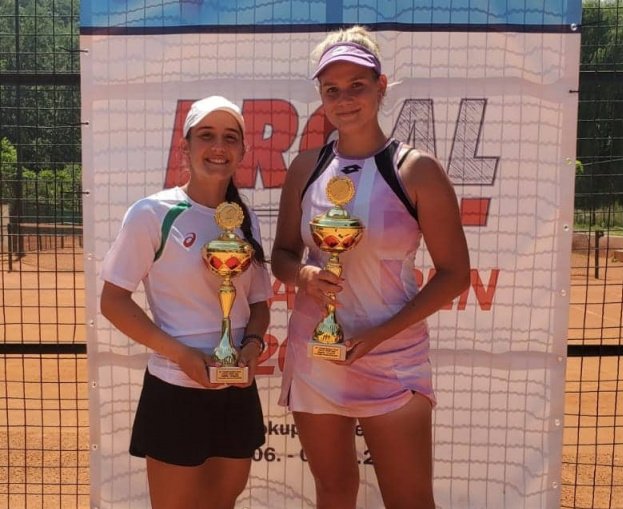 катерина димитрова триумфира титлата двойки турнир жени сърбия
