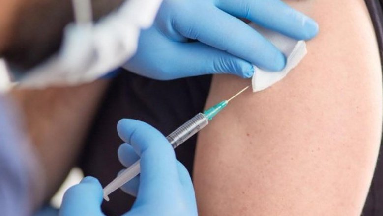 Хората, попадащи в рискови групи, не трябва да отлагат ваксинацията срещу COVID-19