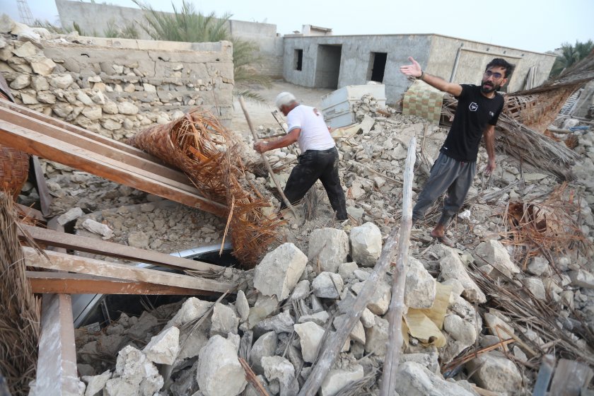 петима загинали силно земетресение иран